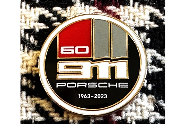 "60Y 911" Teczka na dokumenty samochodu, wzór pepita, z wytłoczonym herbem Porsche, jubileuszowa plakietka 60 lat 911
