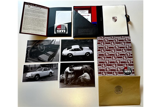 "60Y 911" Dokumentenmappe, im Pepitamuster, mit geprägtem Porsche Wappen, 60 Jahre 911 Jubiläum Plakette