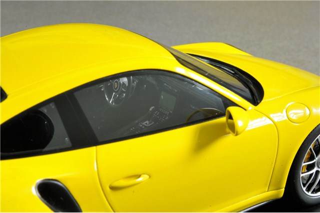 Model samochodu Porsche 911 Turbo S (991 II), żółty racinggelb, skala 1:18