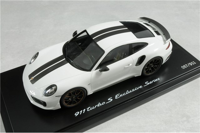 911 Turbo S, Exclusive Series, carrara white metallic, black/golden yellow 1:18, DieCast