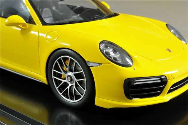 Model samochodu Porsche 911 Turbo S (991 II), żółty racinggelb, skala 1:18