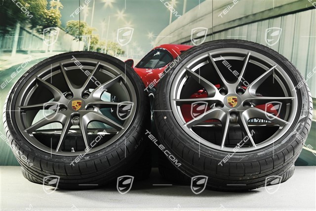 20" Carrera S Sommerräder Satz, in Platinum (seidenglanz), 8J x 20 ET57 + 9,5J x 20 ET45 + NEUE Pirelli Sommerreifen 235/35 ZR20 + 265/35 ZR20, mit RDK-Sensoren