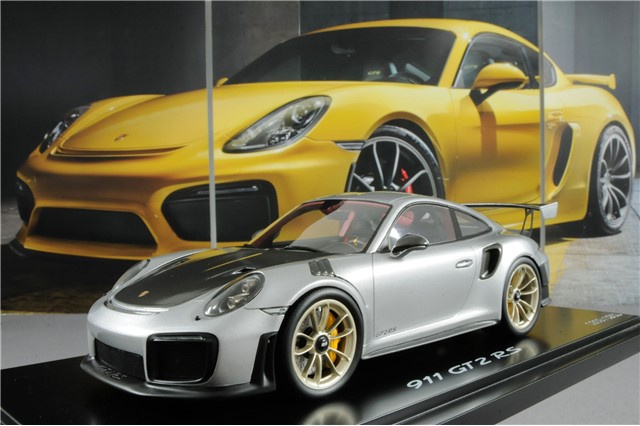 911 GT2 RS, srebrny metalik / czarny, skala 1:18, Limited Edition