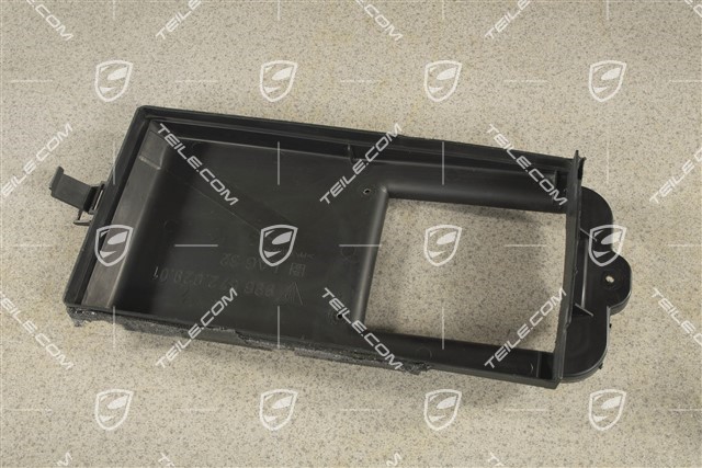Cabin filter / dust and pollen filter housing with water deflector