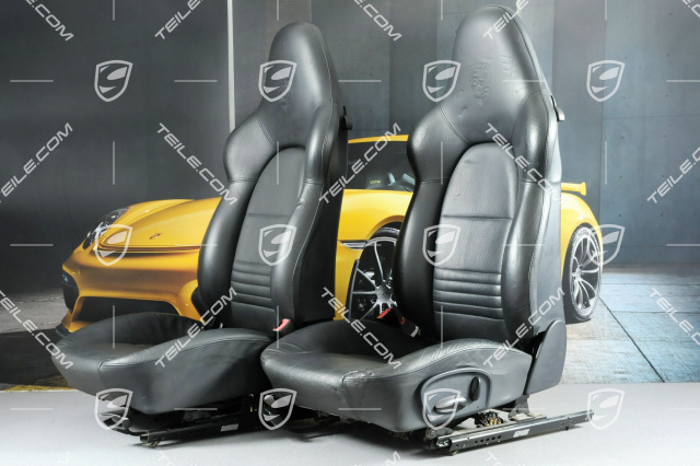 Sport seats (broad), manual adjustment, leather, Metropole blue, with embossed Porsche crest,set L+R