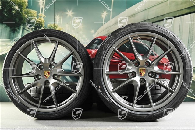 20" Carrera S Sommerräder Satz, in Platinum (seidenglanz), 8J x 20 ET57 + 9,5J x 20 ET45 + NEUE Pirelli Sommerreifen 235/35 ZR20 + 265/35 ZR20, mit RDK-Sensoren