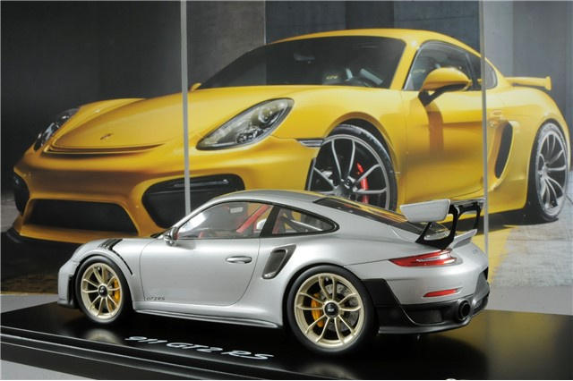 911 GT2 RS, srebrny metalik / czarny, skala 1:18, Limited Edition