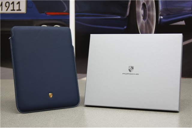 Porsche Hülle für iPad 2 und 3 - aus Porsche Original Fahrzeuginterieurleder, yachtingblau, Nähte in Grau