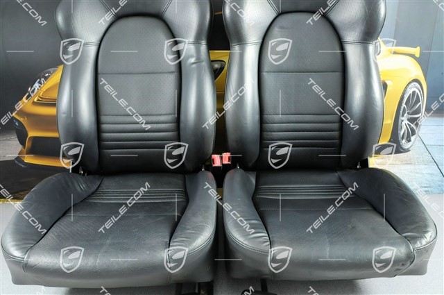 Sport seats (broad), manual adjustment, leather, Metropole blue, with embossed Porsche crest,set L+R