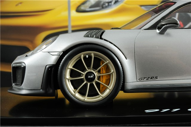 911 GT2 RS, srebrny metalik / czarny, skala 1:18, Limited Edition