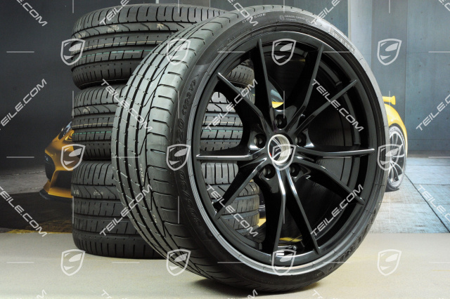 20" Sommerräder Satz Carrera S IV, Felgen 8,5 J x 20 ET49 + 11,5 J x 20 ET56 + Pirelli Sommerreifen 245/35 ZR20 + 305/30 ZR20, schwarz hochglanz, mit RDK-Sensoren