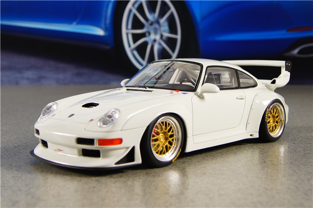 GT SPIRIT Porsche 911 (993) GT2 EVO 1998, Maßstab 1:18